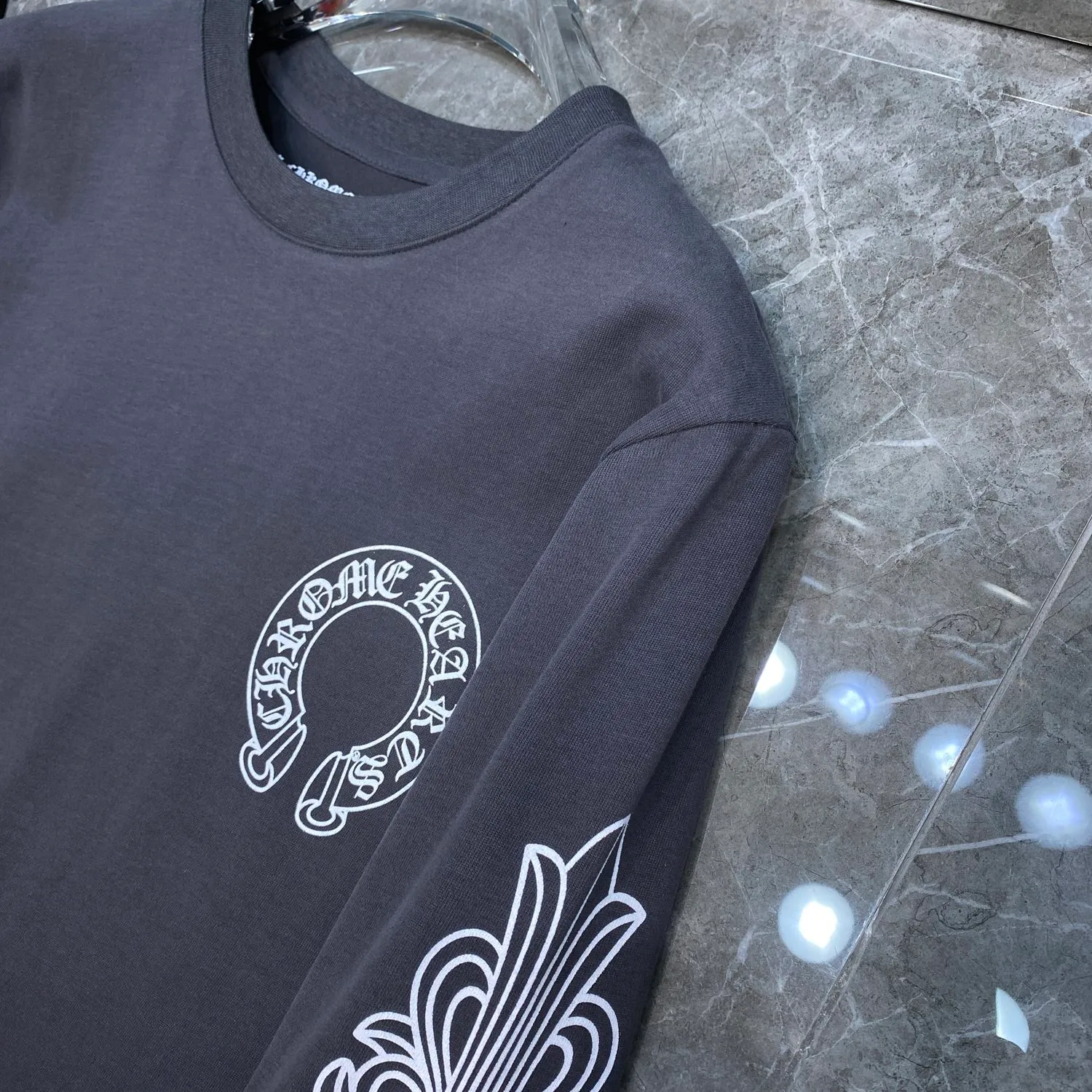 P160 Chrome Hearts 🍁Long T series🍁 Available simultaneously at counters Chrome simple letter slogan ⭐ long-sleeved T-shirt Specially customized original 1:1 high weight comfortable fabric Recommended color: customized red Code numbers: S, M, L, XL